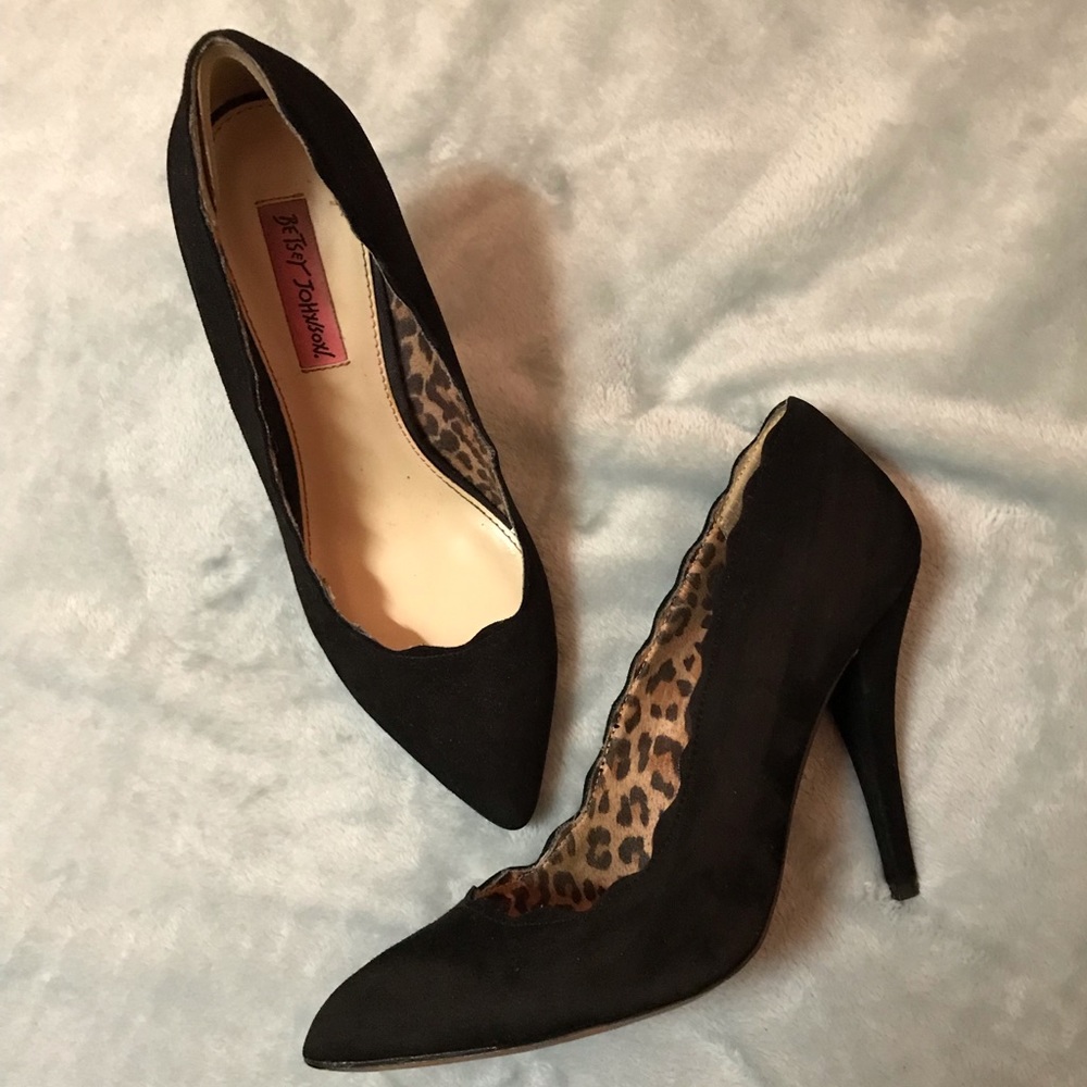 Betsy Johnson scalloped black pumps